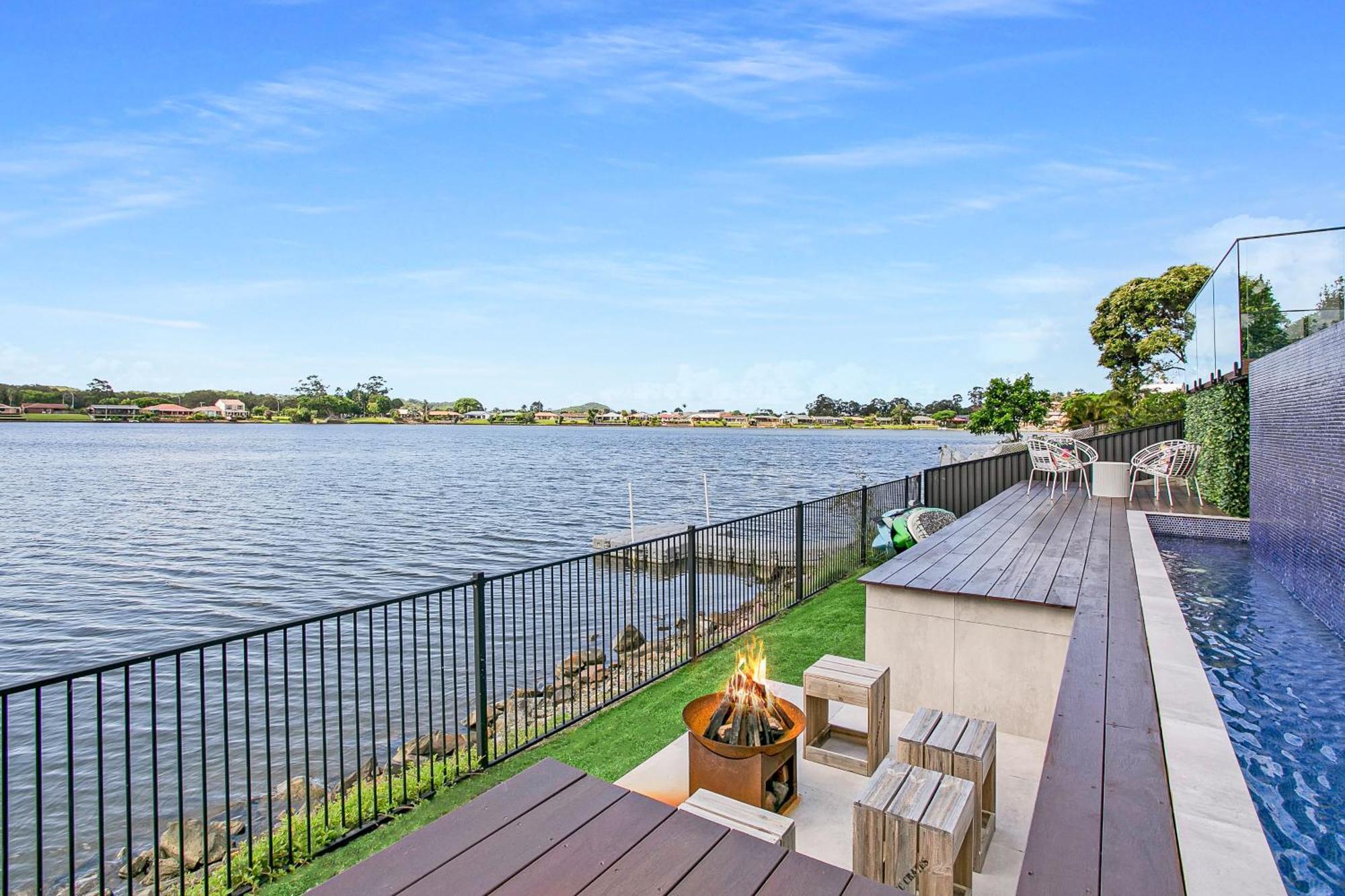 Waterfront Retreat With Infinity Pool & Canal Views Villa Gold Coast Exterior photo